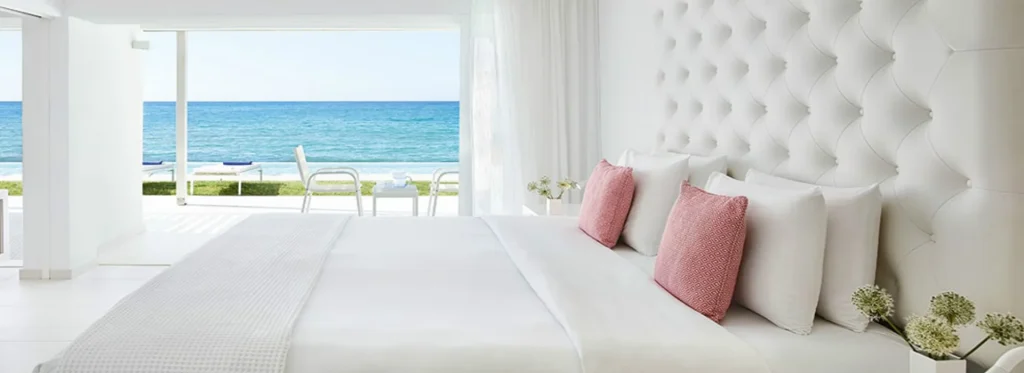hotel-beds-2843267546 Lenjerii de pat albe Hoteliere